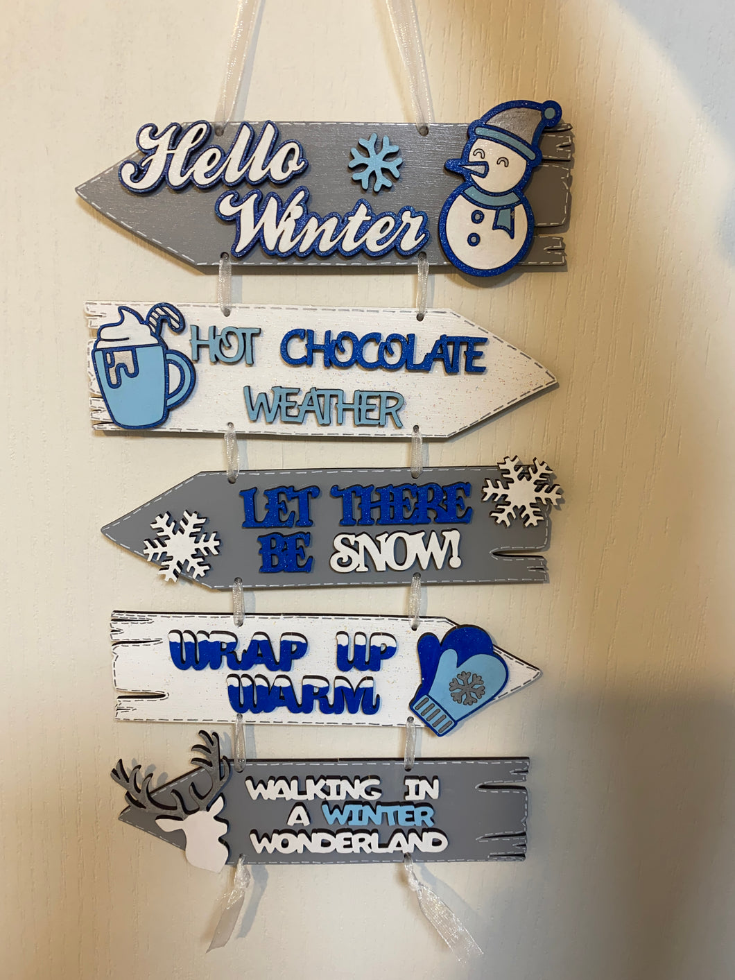 Hello winter wonderland direction arrow decoration